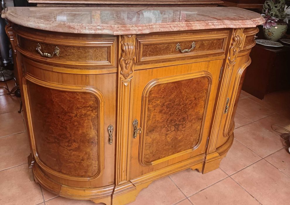 Móvel aparador com pedra rosa