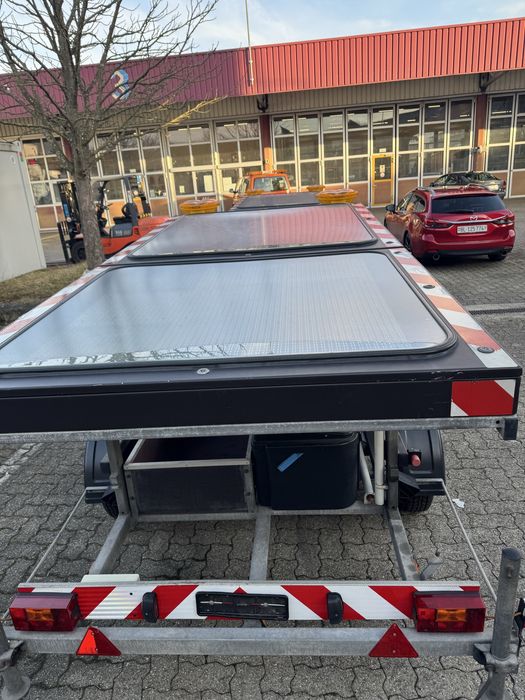 Przyczepa sygnalizacyjna ledowa .