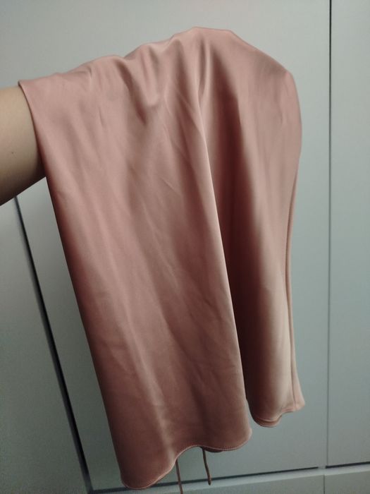 Пудрово рожева сукня у стилі sleep dress