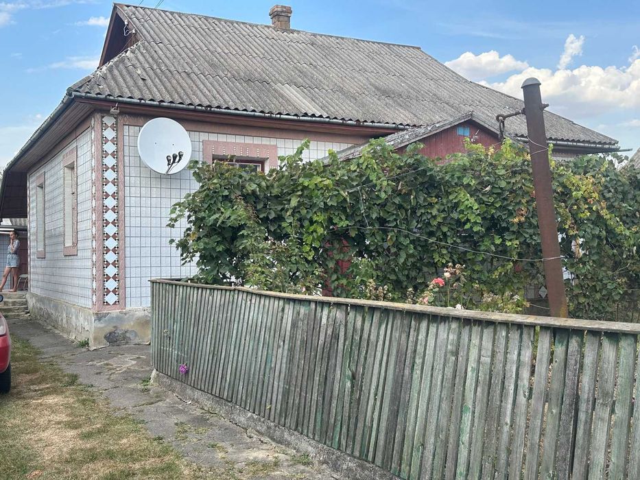 Продаж будинку в Сутисках