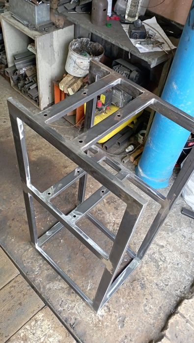 Сварщик с инструментом, сварщик металоконструкцый.