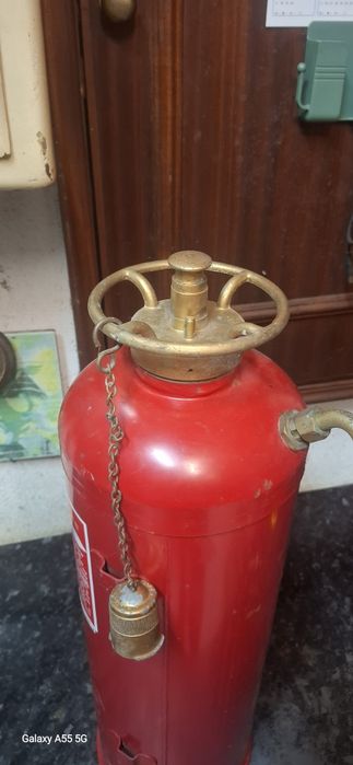 Antigo extintor com volante em latão