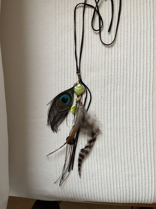 Colar com penas e contas