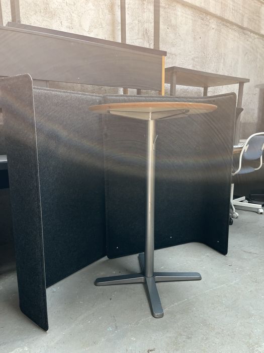 Mesa redonda de madeira de pé alto