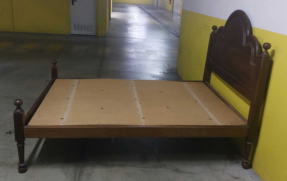 Cama com Mesinha Cabeceira (possibilidade de fornecer colchão)