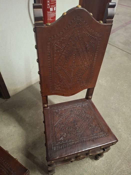Mesa + 8 cadeiras em couro