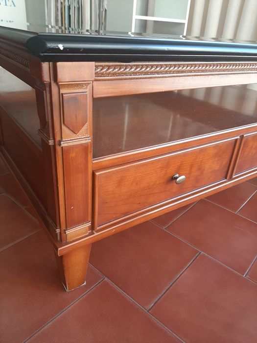 Mesa de centro com vidro