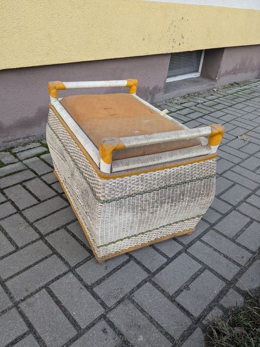 Stary kufer pleciony z czasów PRL-u