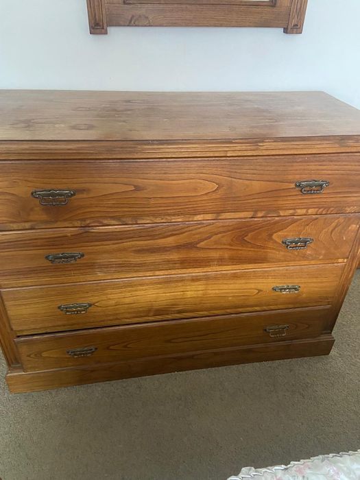 Cómoda em madeira
