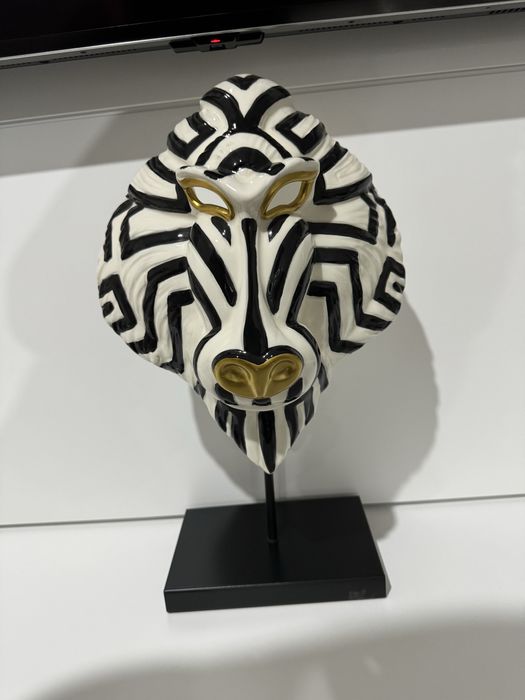 Tres estatuas decorativas