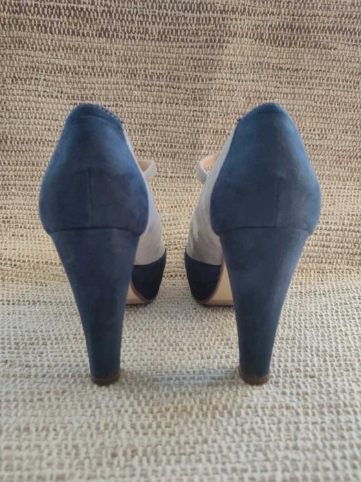 Sapatos de salto azuis e cinza elegantes, formato T