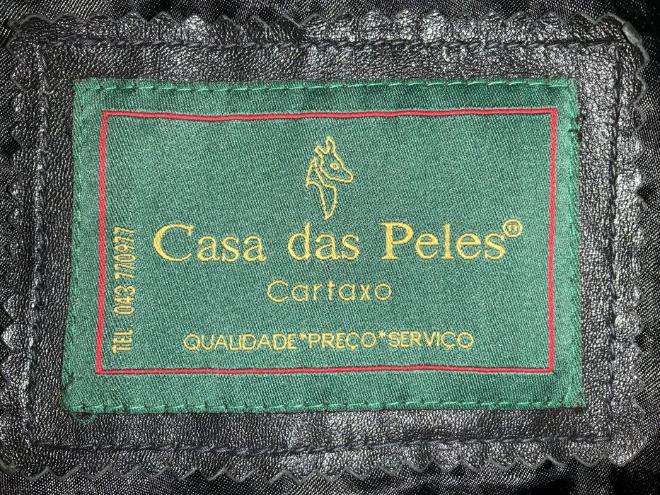 Casaco comprido, preto, em pele da “Casa das Peles do Cartaxo”