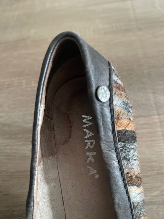 Sapatos castanhos de pele e lã