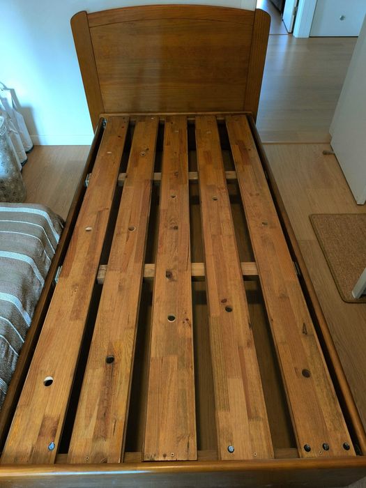 Cama individual em cedro