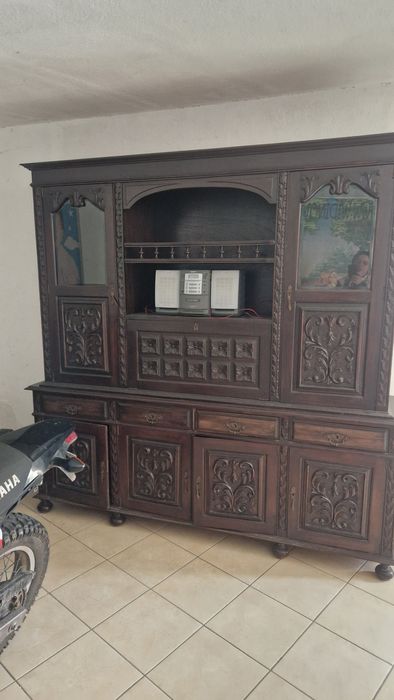 Móvel de sala em madeira maciça