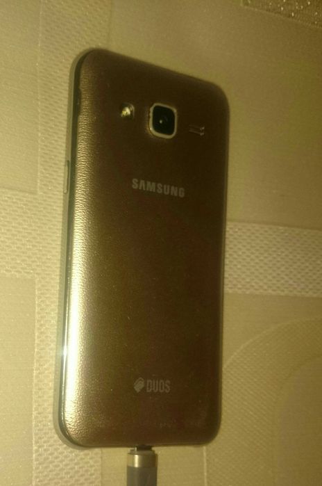 Samsung  SM-J200