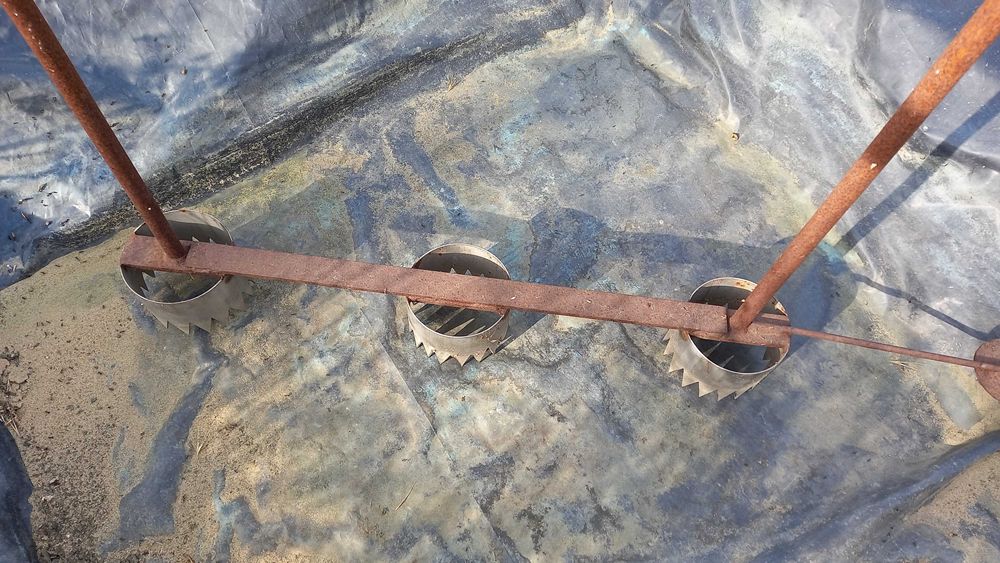 Furador manual para plásticos de solo (plantação agrícola)