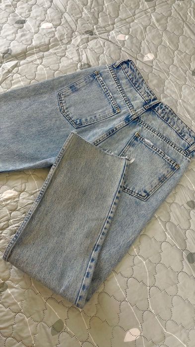 Джинси в блакитному кольорі