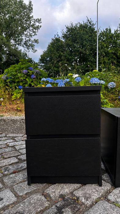 Conjunto de móveis pretos em ótimo estado