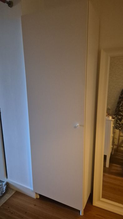 Móvel branco com prateleiras IKEA