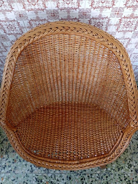 Conjunto de cadeira e mesa em vime