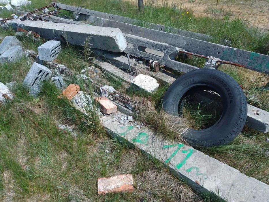 Słupy betonowe z prętami