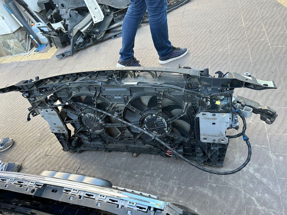 Передня панель радіаторів(телевізор)Audi A4/A5 B9 2016-