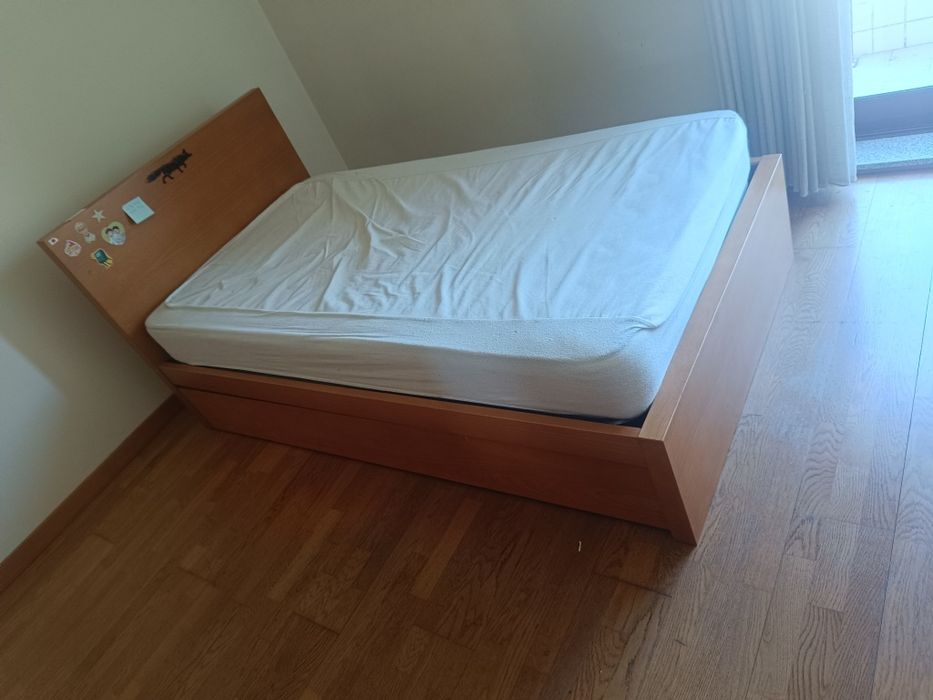 Quarto solteiro com cama dupla e mesa cab
