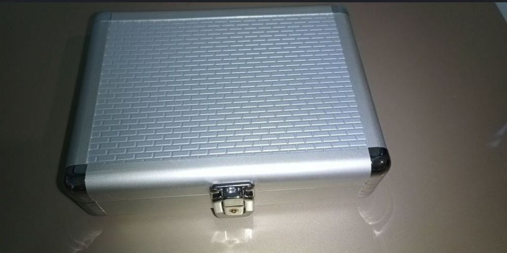 Футляр для переносу комп'ютерних запчастин