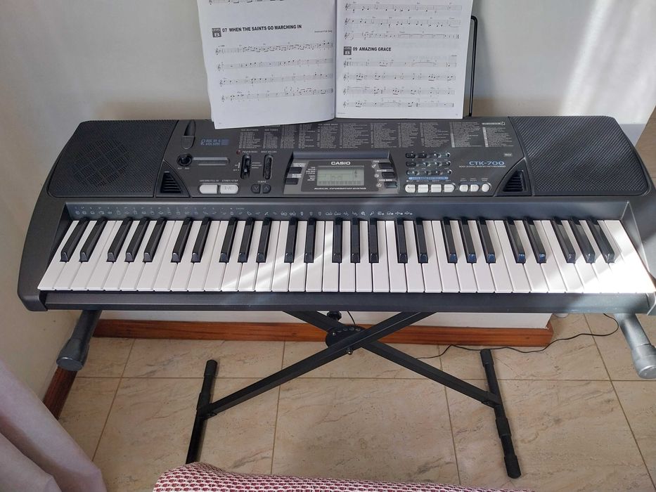 Teclado Casio CTK-700 com 100 ritmos, 100 sons e 100 musicas + suporte