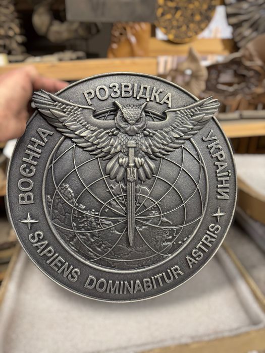 Деревʼяна емблема-шеврон «Головне управління розвідки»
