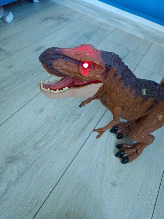 Dinozaur wydaje dźwięki