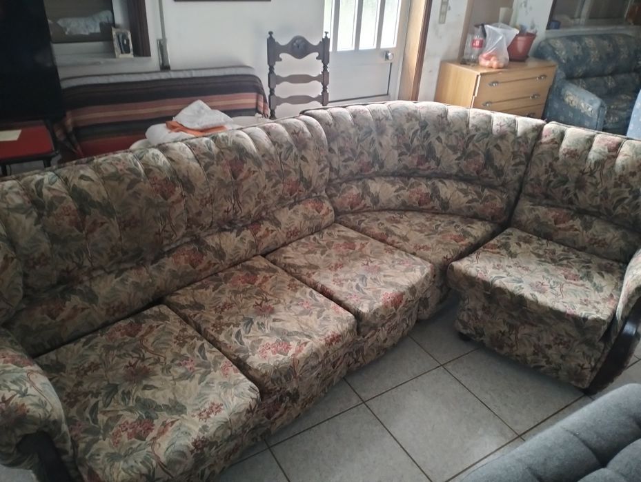 Sofá usado em bom estado , é composto por 3 partes