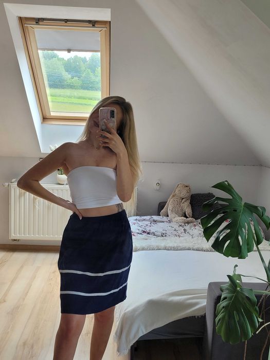 Granatowa marynarska spódnica w białe pasy