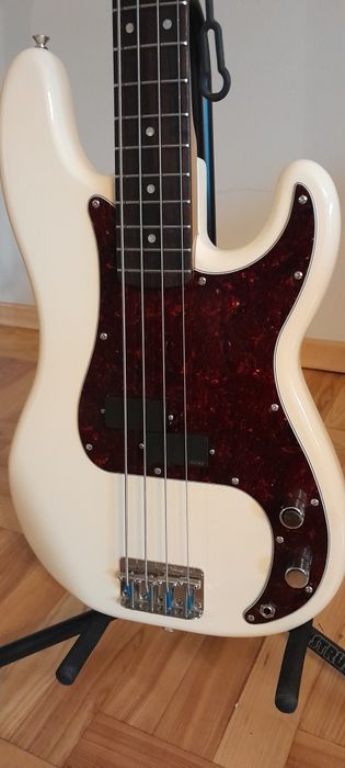 Gitara basowa fender squier precision bass.