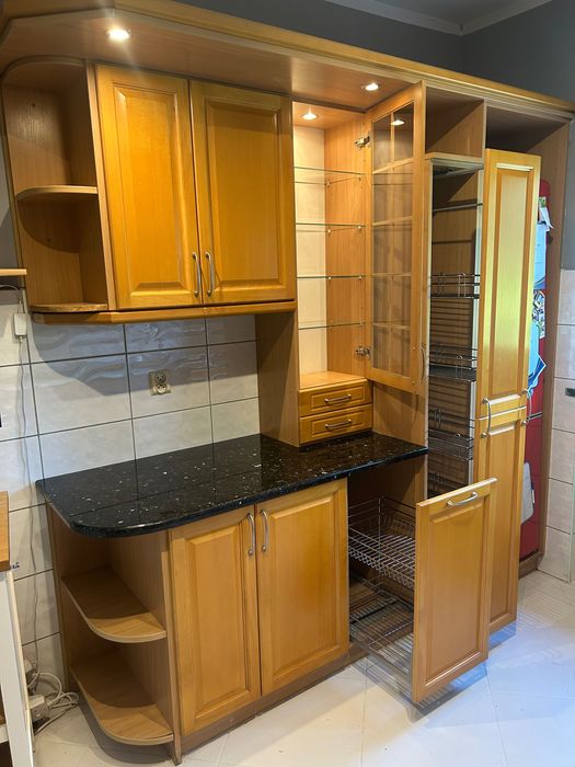 Sprzedam komplet mebli kuchennych z AGD – drewniane fronty + blat kamienny