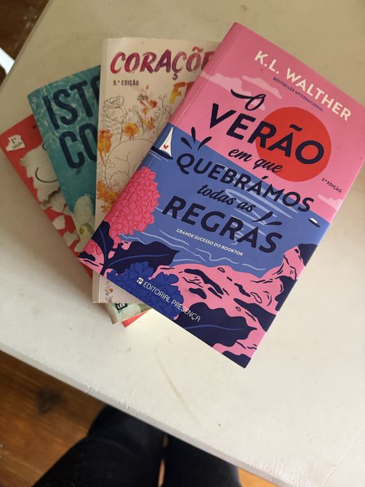 Vendo livros de COLLEEN HOOVER