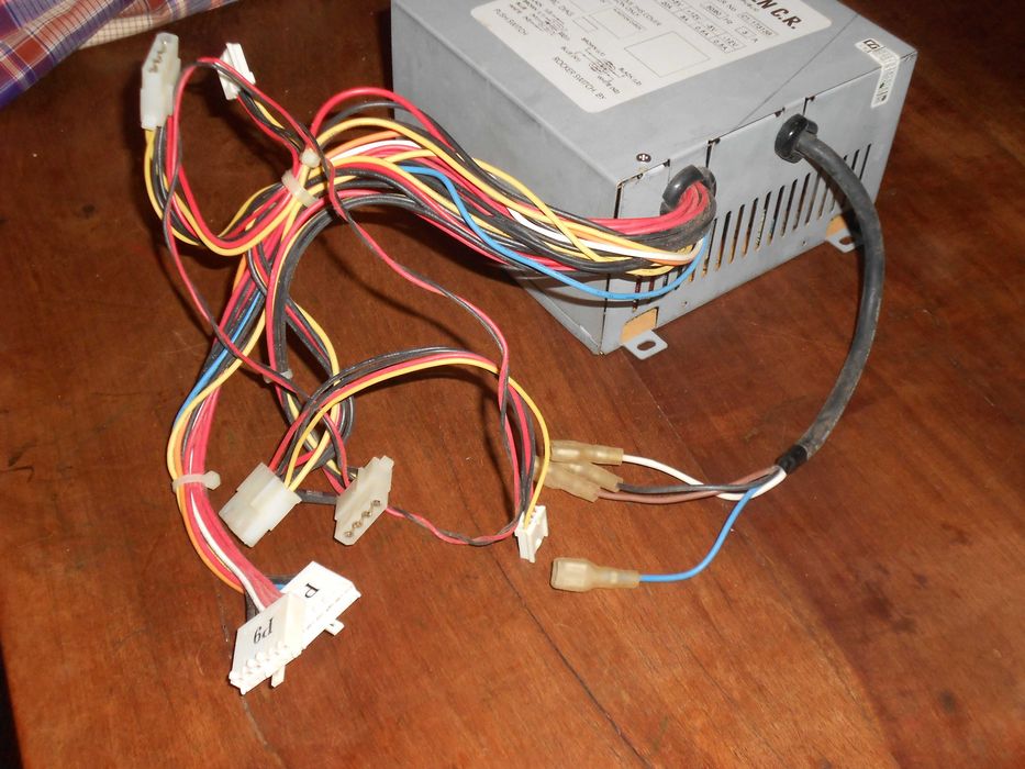 Fonte de alimentação vintage Codegen P 200-S 200W AT Aux Molex Fdd