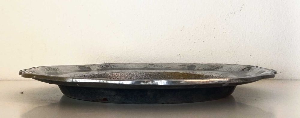 Prato decorativo em liga de estanho década 1970