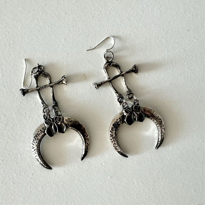 Brincos ocultos  “Garras e ossos”