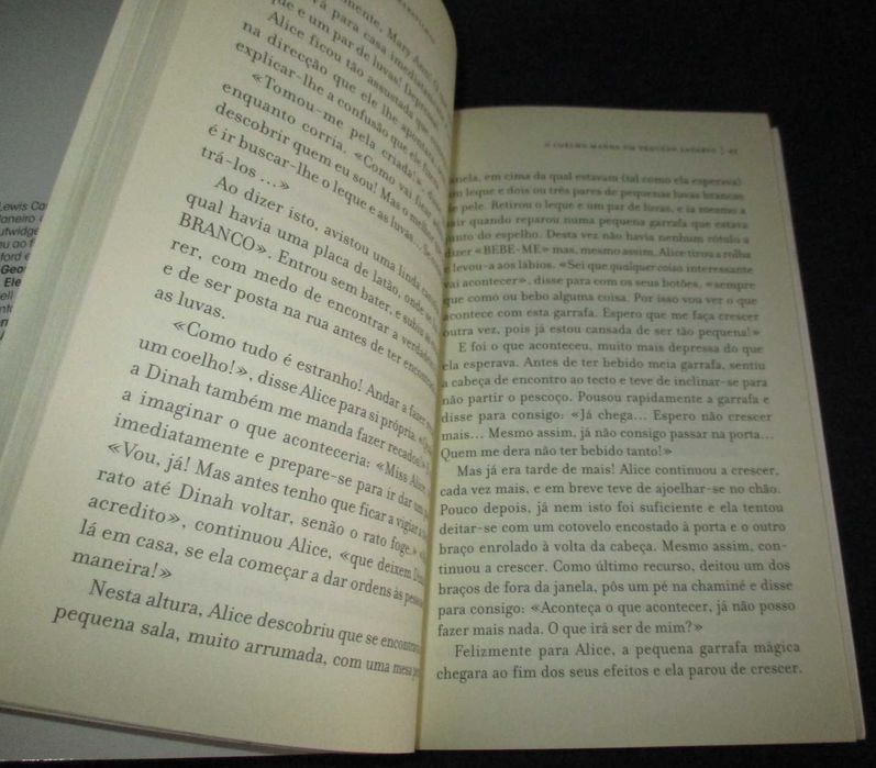Livro Alice no país das maravilhas Lewis Carroll