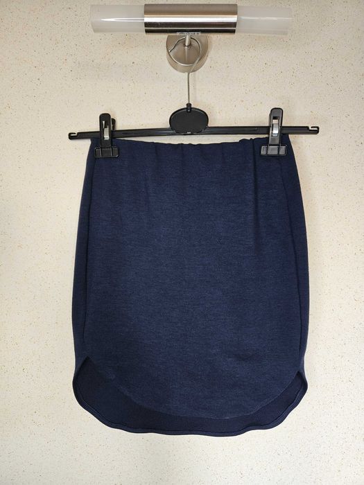 Granatowa klasyczna elastyczna spódnica, dłuższy tył