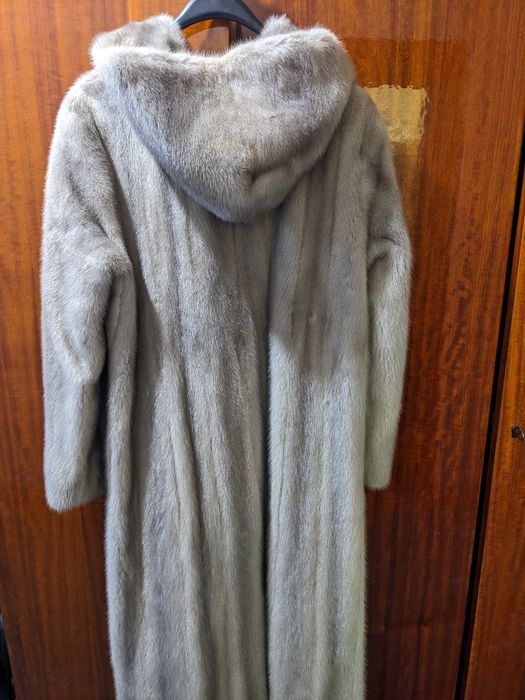 Длинная норковая шуба с капюшоном серого цвета