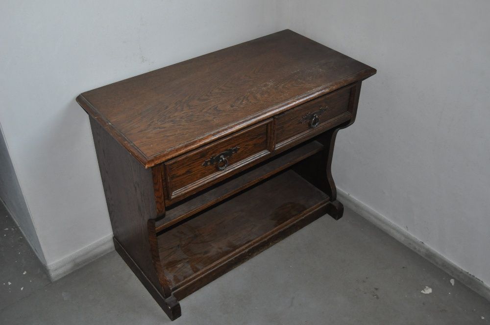 Stoliczek z szufladą drewniany ze zdobieniami