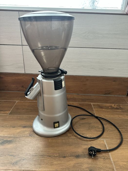 Італійська професійна кофемолка Macap