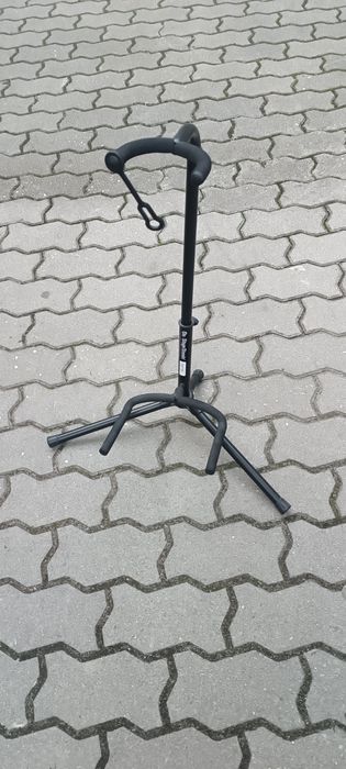 Stojak na gitarę.