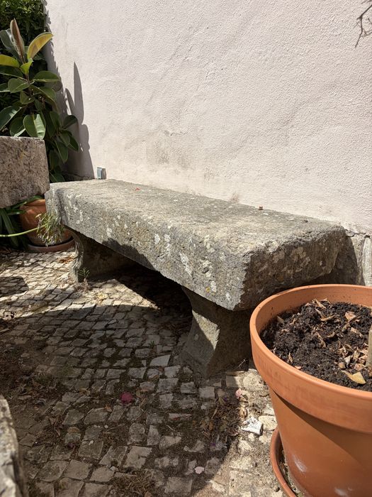 Conjunto de mesa e bancos de pedra