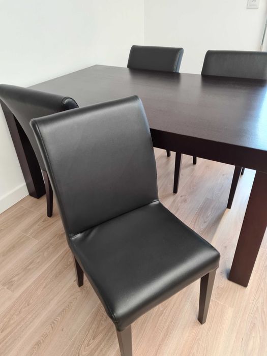 Mesa de madeira e cadeiras de pele