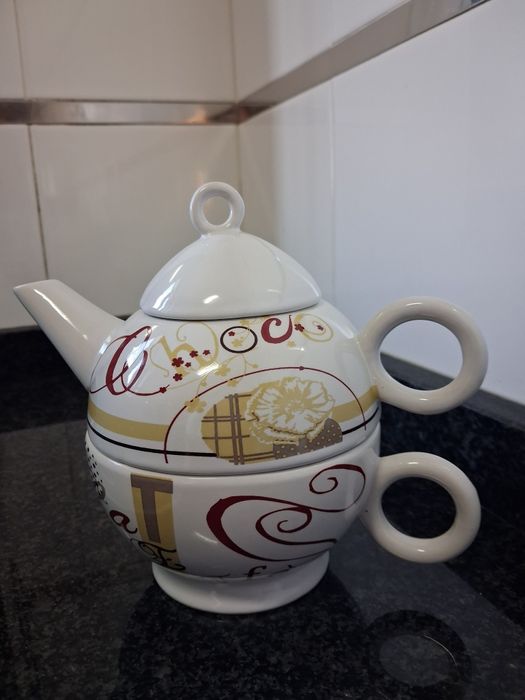 Conjunto chá (bule e chávena)