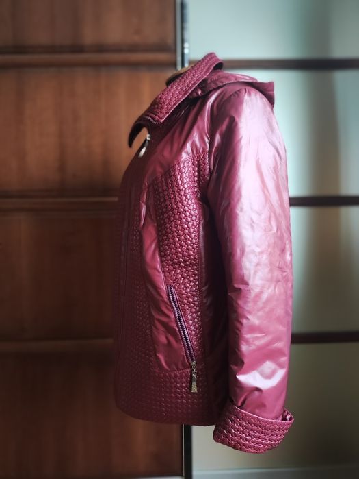 Куртка жіноча демісезонна бордового кольору 50 розмір